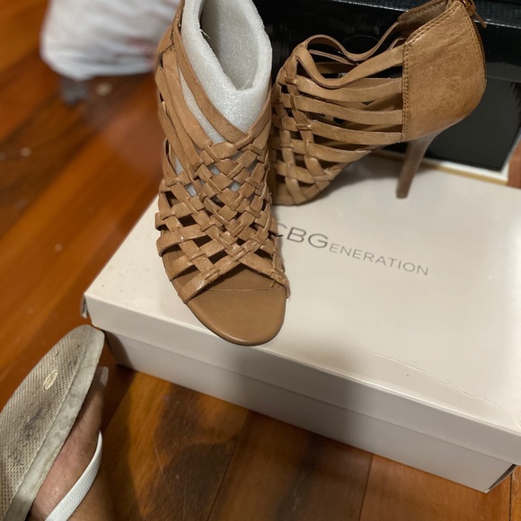 BCBG shoes 8 1/2 - Picture 2 of 3